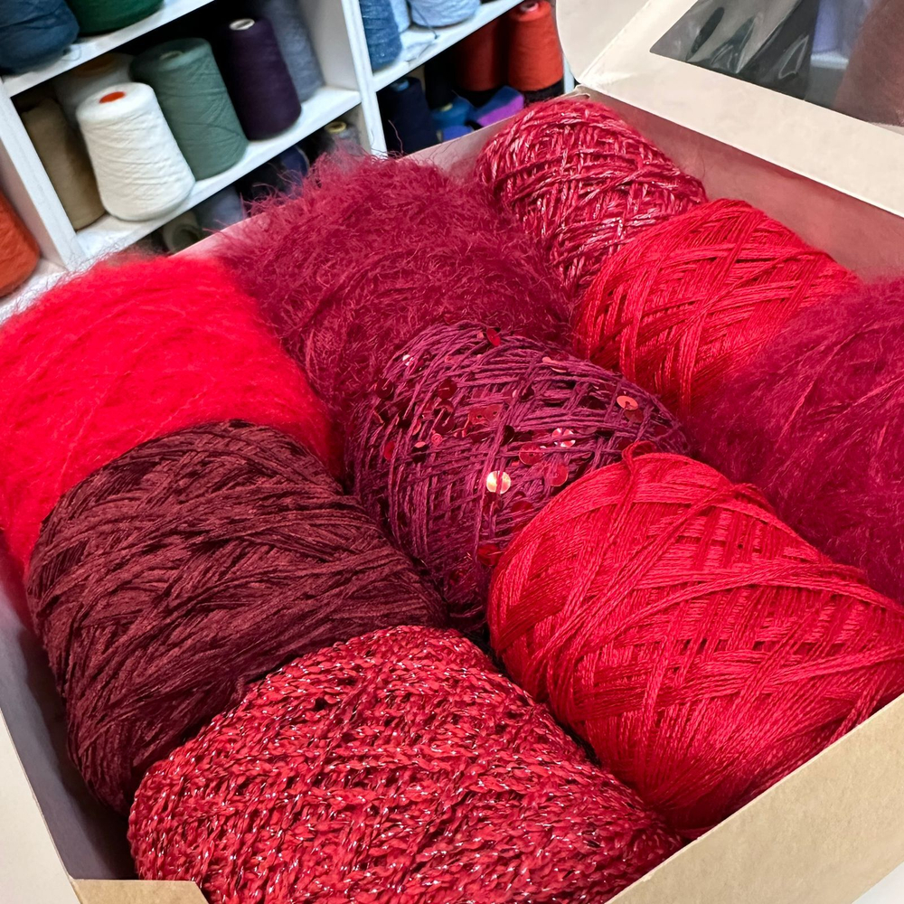 Набор итальянской фантазийной пряжи "СЕРДЦЕ " для топа, футболки, джемпера; Состав: оригинальная пряжа с пайетками, хлопок, велюр, микрофибра, кидмохер, «лебяжий пух»; Общий вес: 570 гр MP