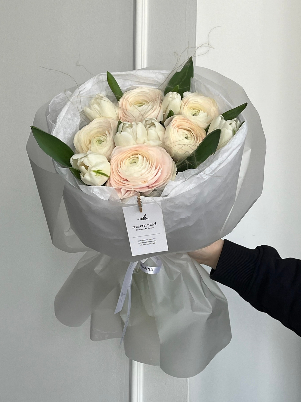 Букет сборный с ранункулюсами и белыми тюльпанами