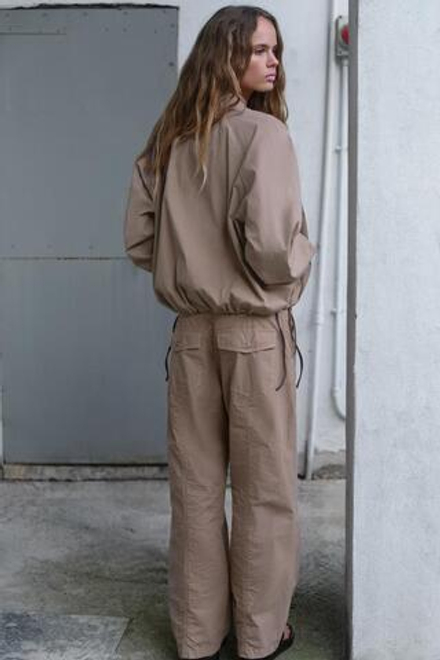 ZARA БРЮКИ ПРЯМОГО КРОЯ СО СБОРКАМИ, ПУДРОВО-РОЗОВЫЙ