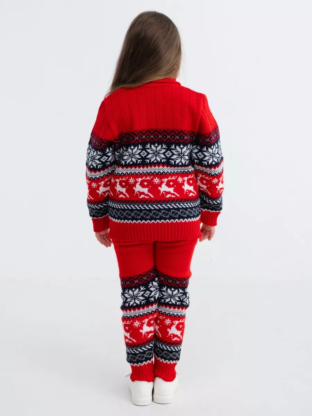 Свитер вязаный с оленями новогодний