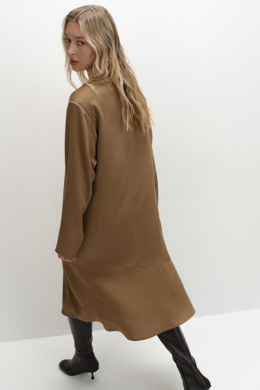 Платье с воланом