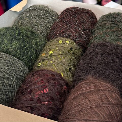 Теплый набор из итальянской фантазийной пряжи для свитера или кардигана «МАЛИФИСЕНТА»; состав: вспушенная альпака, пайетки, кидмохер, мягчайший меринос, кашемир, люрекс; Общий вес: 560гр