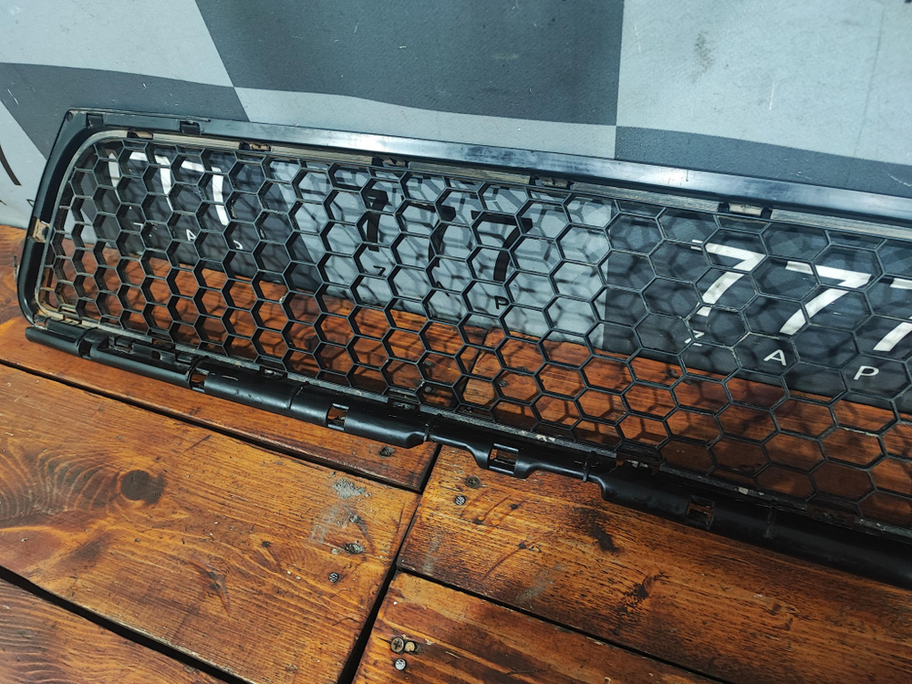 Решетка переднего бампера Renault Sandero 1 09-14 Б/У Оригинал 8200735103