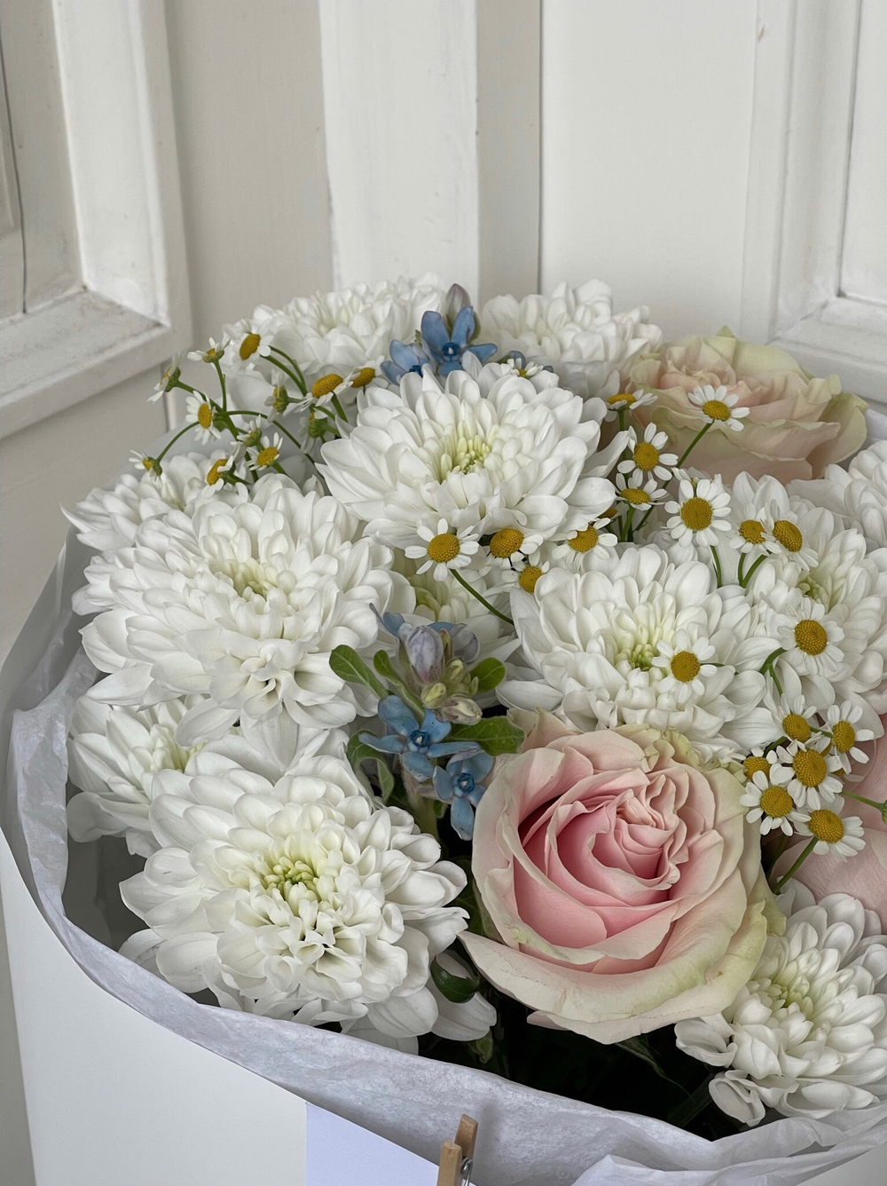 Сборный букет из хризантемы, мелкой ромашки, розы и оксипеталума