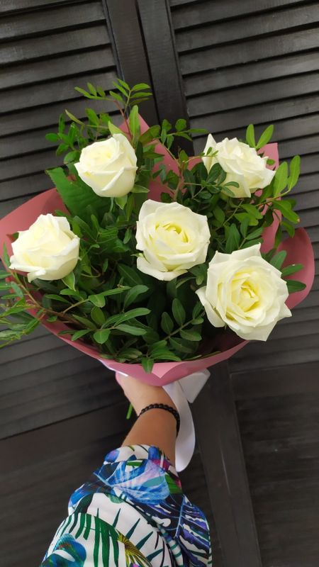 Букет из 5 голландских роз 50 см с зеленью в оформлении (цвет роз на выбор) #165