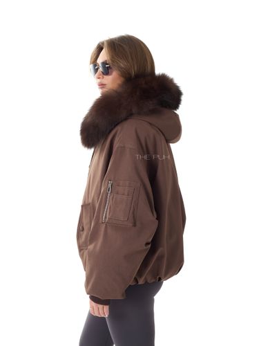 Шоколадная пуховая парка с капюшоном и меховой оторочкой