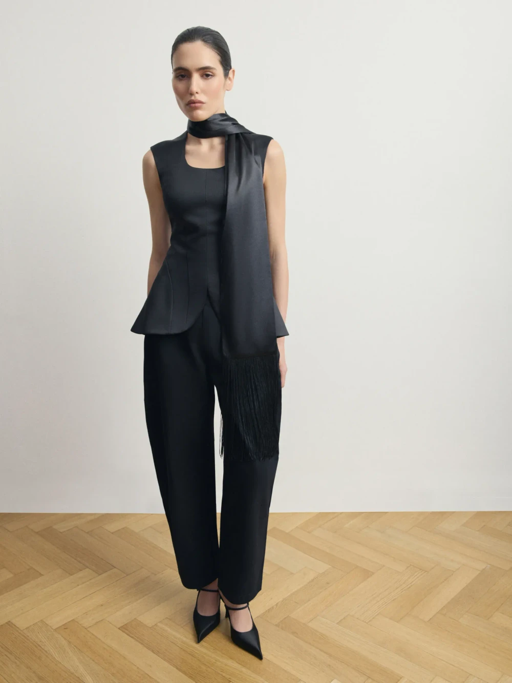 Атласный шарф с бахромой 