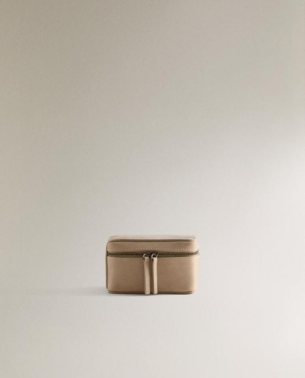 ZARA HOME МАЛЕНЬКАЯ КОЖАНАЯ ДОРОЖНАЯ КОСМЕТИЧКА ДЛЯ УКРАШЕНИЙ, ЭКРЮ