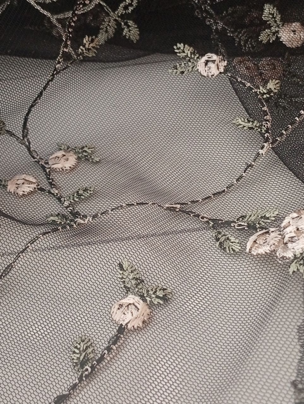 Вышивка на сетке: белый вьюн на черном