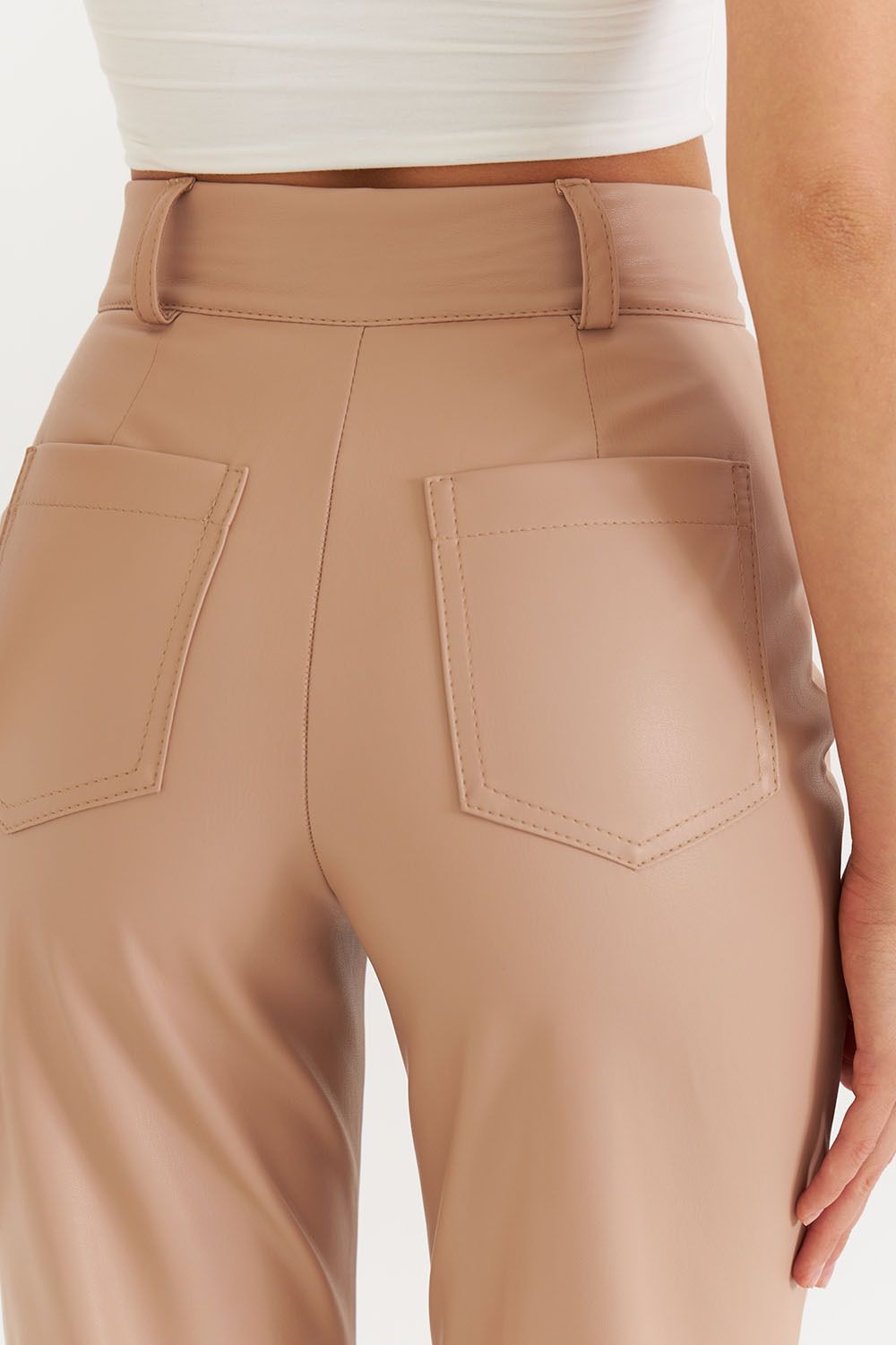 Брюки из экокожи прямые бежевого цвета