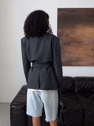 Приталенный жакет с поясом