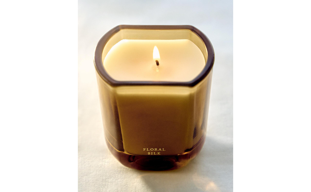 Zara Home Свеча ароматическая Floral Silk 220 г, растительный воск, аромат цветочный, Розовый