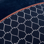 Чехол на подушку из хлопкового бархата с геометрическим принтом темно-синего цвета из коллекции ethnic, 45х45 см