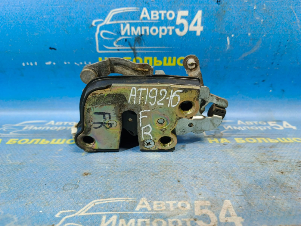 Замок двери передней правой TOYOTA CARINA 1993