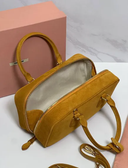 Замшевая сумка MIU MIU Arcadie matelasse, горчичный
