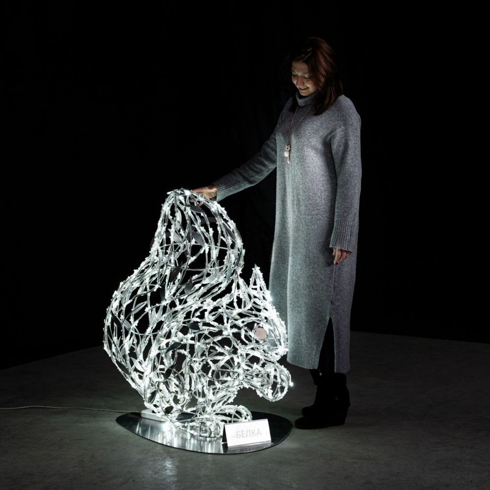 светодиодная уличная фигура белки с орехом