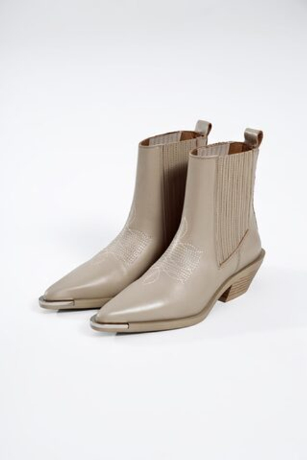 Казаки из натуральной кожи со стальным носиком AMALIA / Молочные