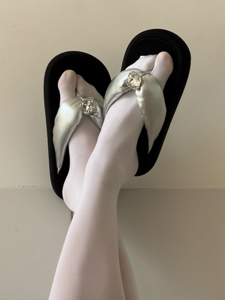 Серебристые кожаные вьетнамки с камнем