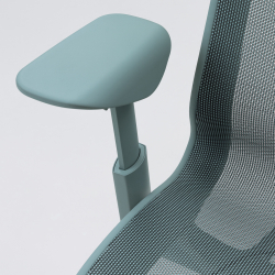 Кресло Herman Miller Cosm, высокая спинка, цвет Glacier, регулируемые подлокотники