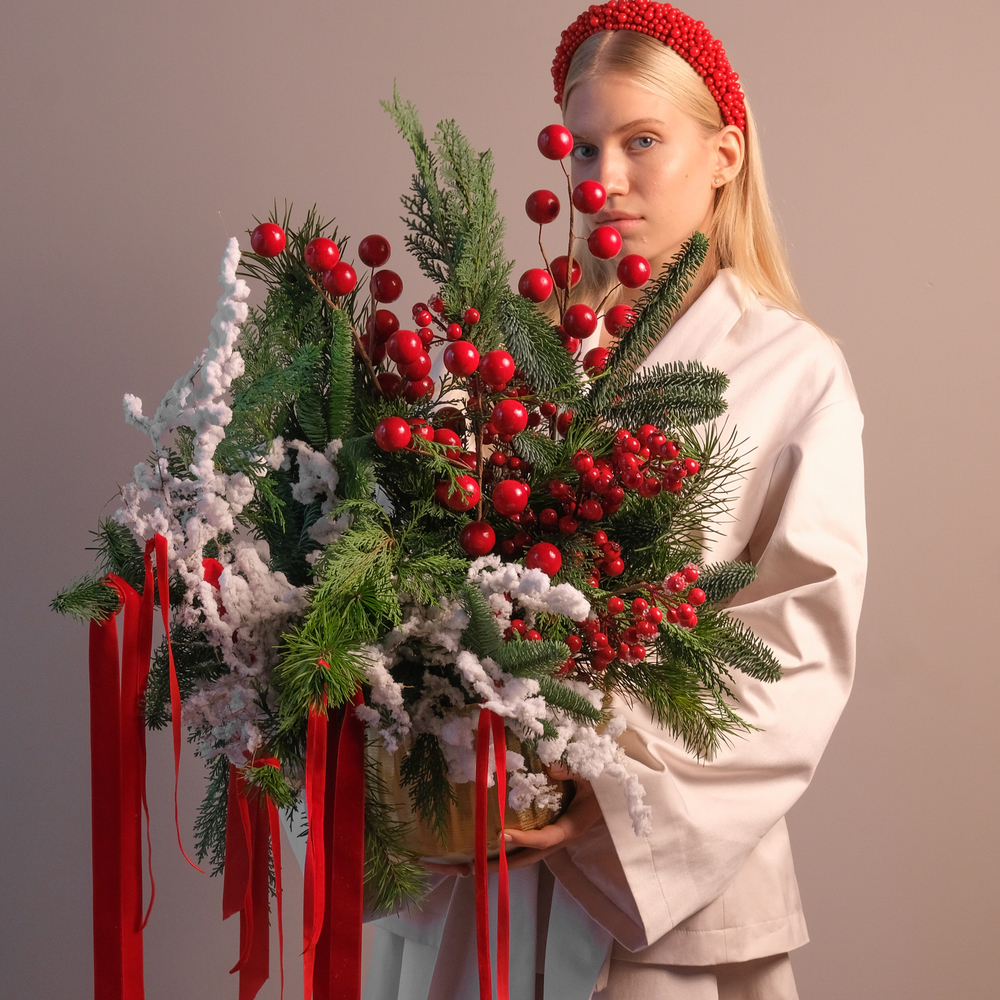 Композиция из живой хвои Новогодняя классика