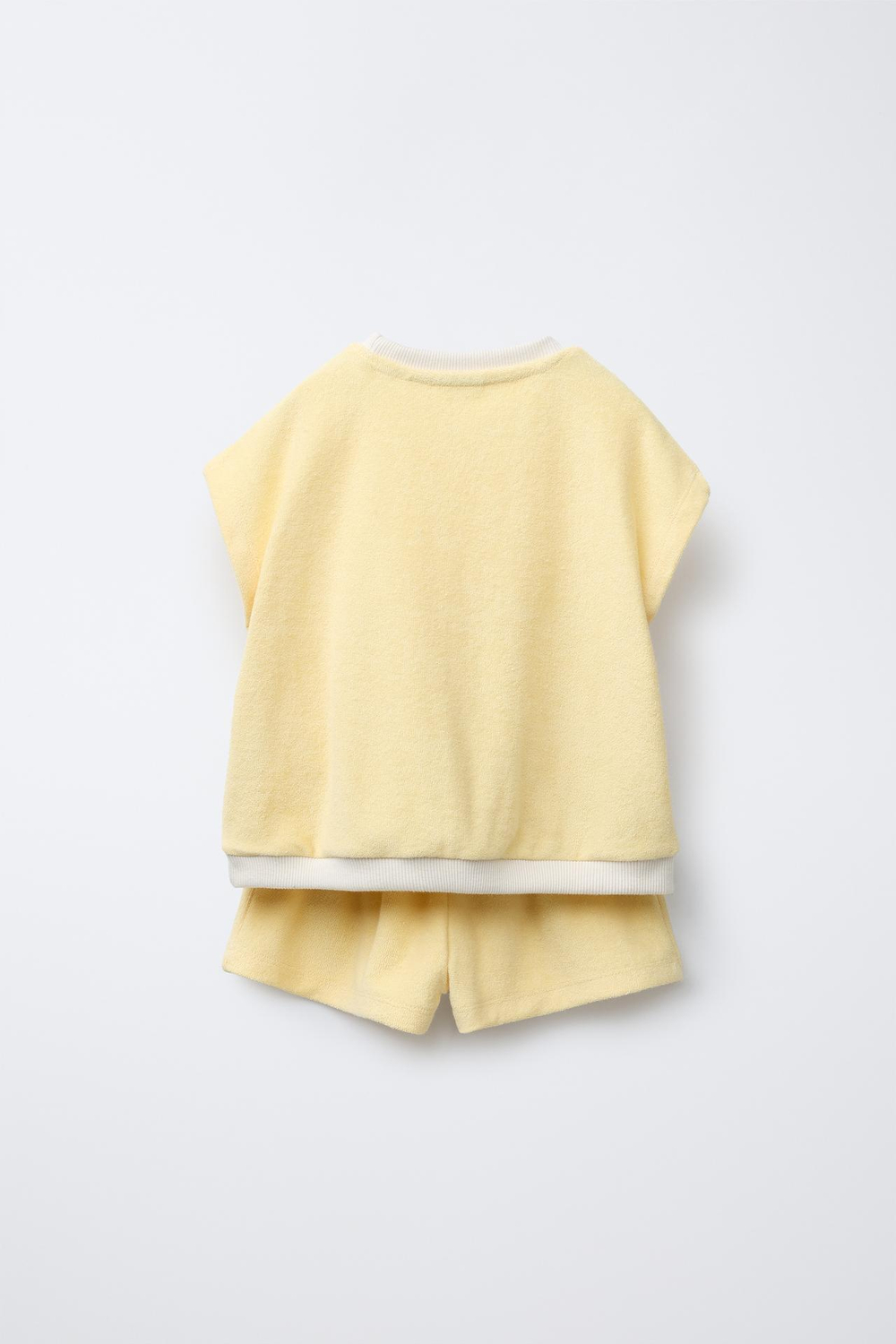 ZARA КОМПЛЕКТ ИЗ ФУТБОЛКИ И ШОРТОВ ИЗ МАХРОВОЙ ТКАНИ, СВЕТЛО-ЖЕЛТЫЙ