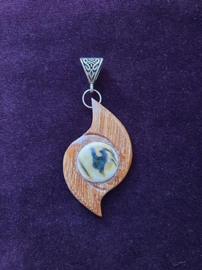 Подвеска "Вокруг мира", бивень мамонта, красное дерево