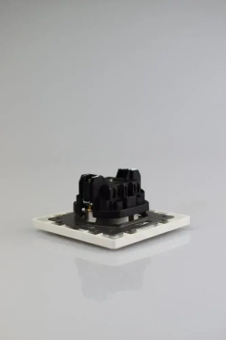 Розетка белая одинарная пластик