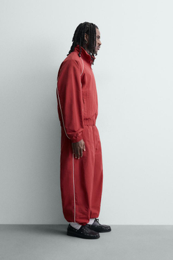 ZARA КУРТКА ИЗ ВЫСОКОТЕХНОЛОГИЧНОЙ ТКАНИ С КОНТРАСТНЫМИ ДЕТАЛЯМИ, КРАСНЫЙ