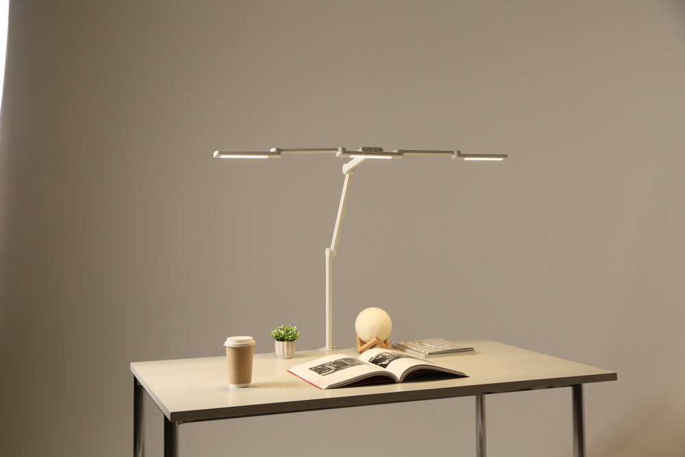 Светильник FRIENDME бестеневой настольный на струбцине светодиодный No. 2 белый с тройным источником света. Яркость - 1270 lum. 24W.