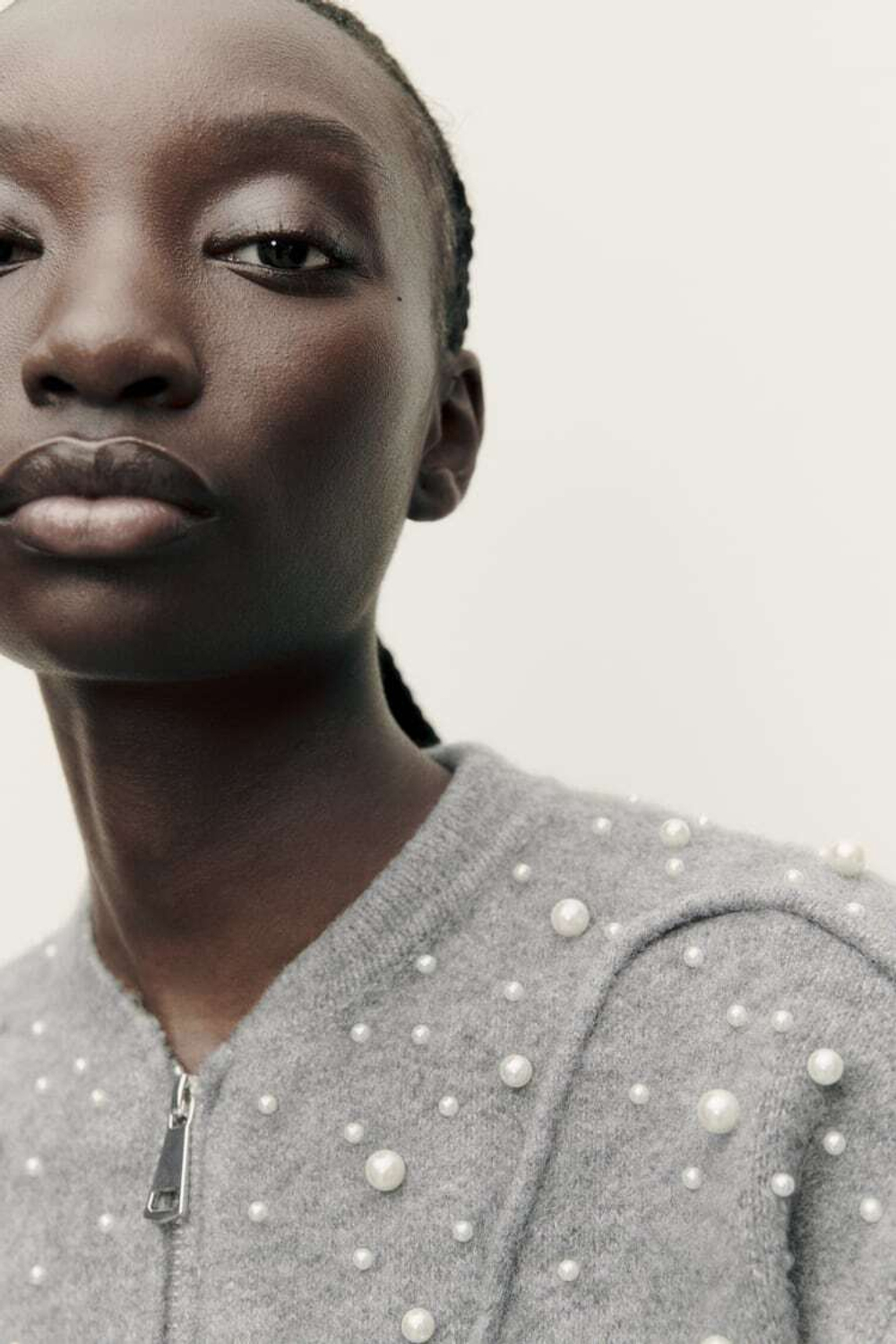 ZARA ТРИКОТАЖНЫЙ БОМБЕР С ИСКУССТВЕННЫМ ЖЕМЧУГОМ, МЯГКИЙ СЕРЫЙ