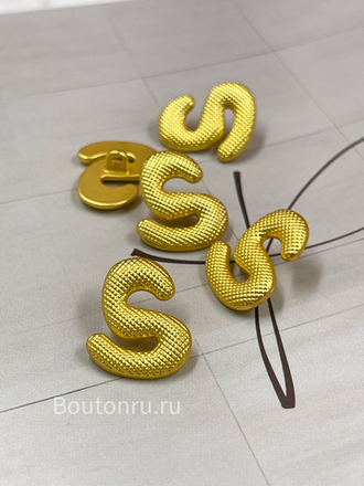 Пуговицы Скиапар. золотистые рельефные  "S"