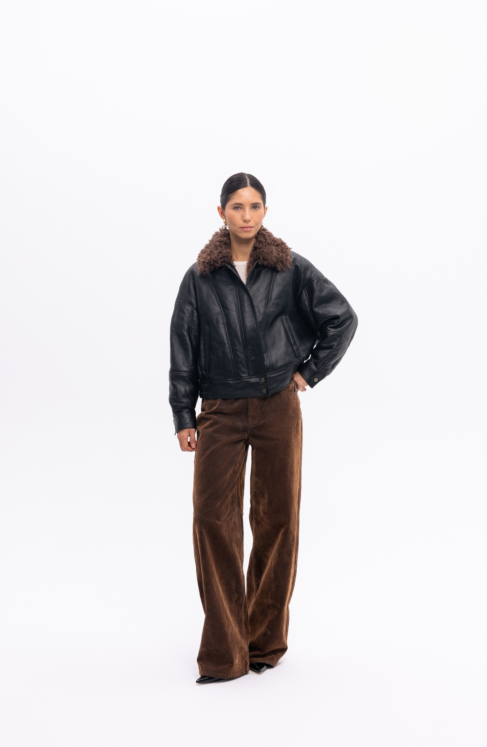 Короткая чёрная дублёнка из овчины тиградо