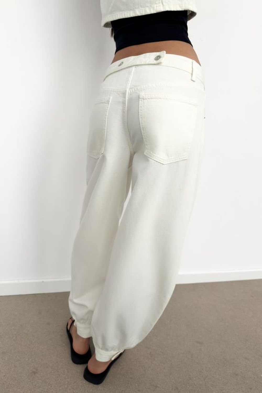 ZARA ДЖИНСЫ TRF BALLON СО СРЕДНЕЙ ПОСАДКОЙ И ПЕТЛЕЙ, БЕЛЫЙ