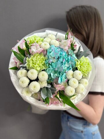 Авторский букет с бирюзовой гортензией