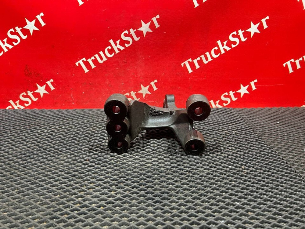 Кронштейн двигателя передний левый