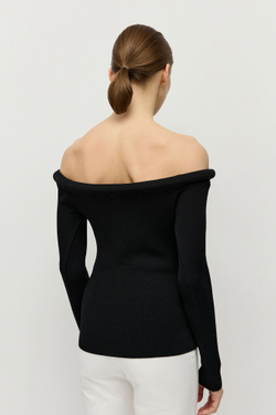 Джемпер с открытыми плечами