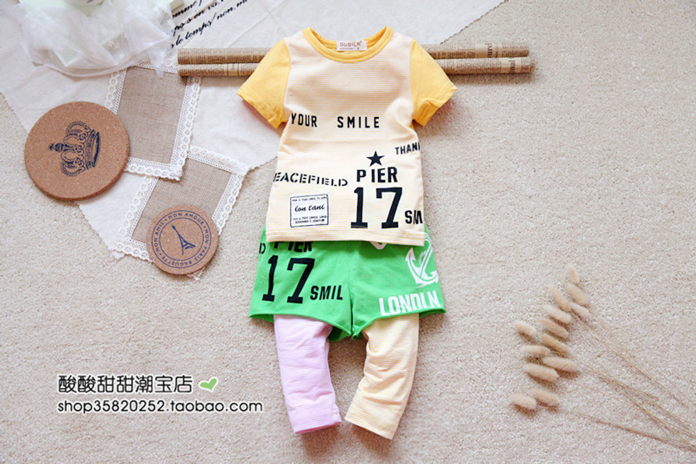 Комплект: футболка в полоску с принтами и двухслойные шорты-брюки