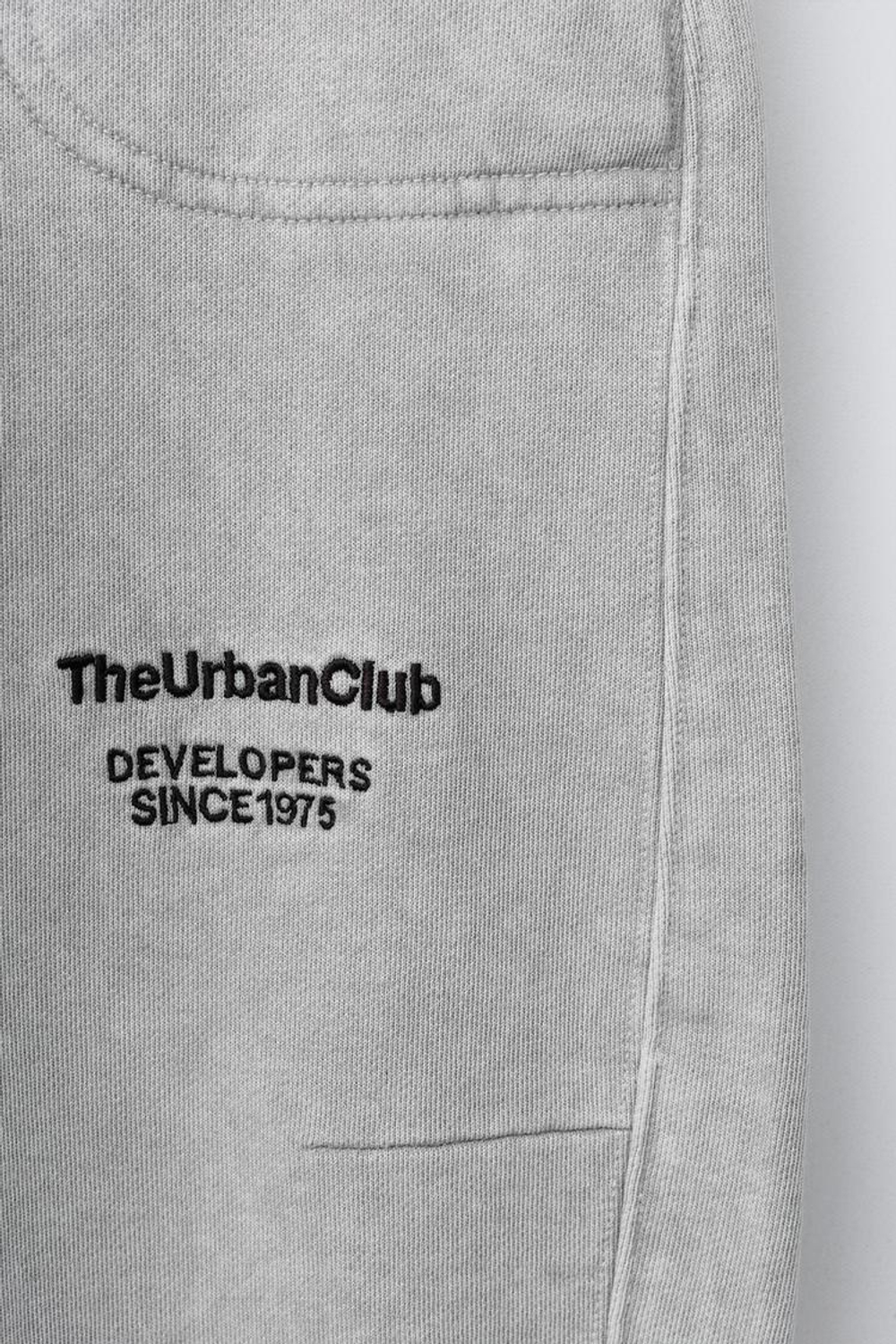 ZARA БРЮКИ BARREL ИЗ МЯГКОЙ ТКАНИ С НАДПИСЬЮ, СВЕТЛО-СЕРЫЙ