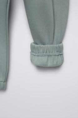 ZARA КОМПЛЕКТ ИЗ ДЖОГГЕРОВ И ТОЛСТОВКИ С ВЫШИВКОЙ, СЕРО-СИНИЙ