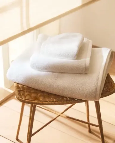 ZARA HOME ПОЛОТЕНЦЕ С ВЫШИВКОЙ, БЕЛЫЙ