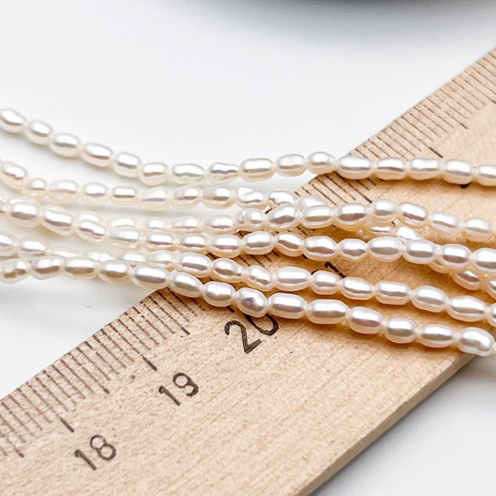 Жемчуг (микро), размер около 4*2,5 мм, цена за нить 35 см