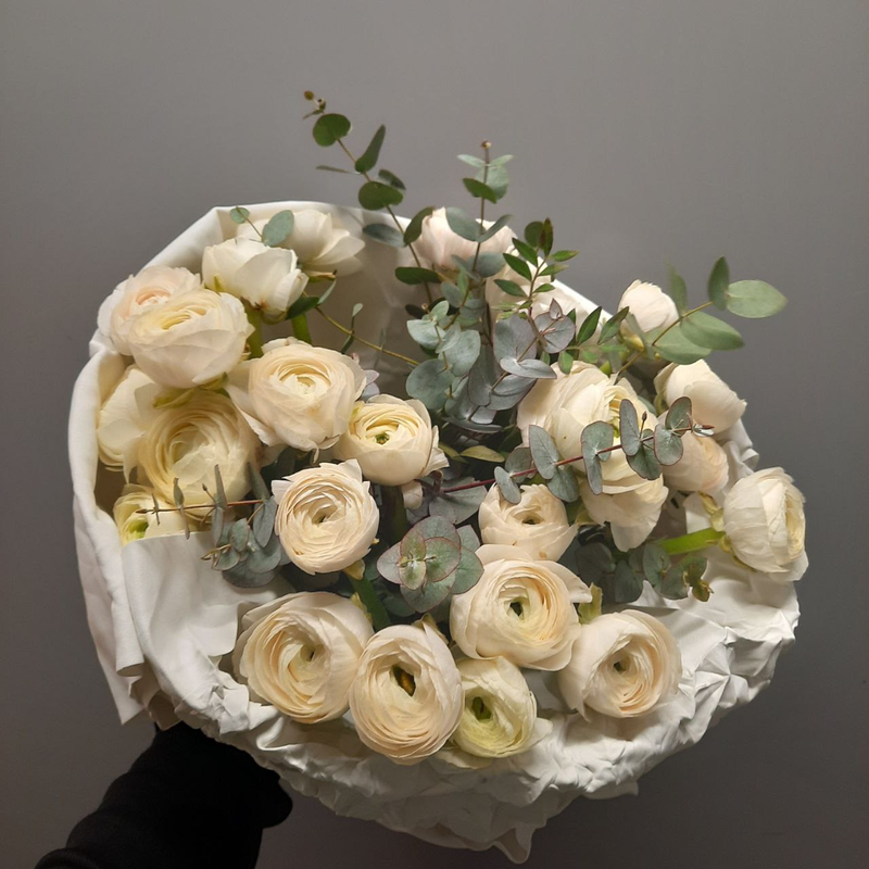 Букет из ранункулюсов с эвкалиптом (25шт)