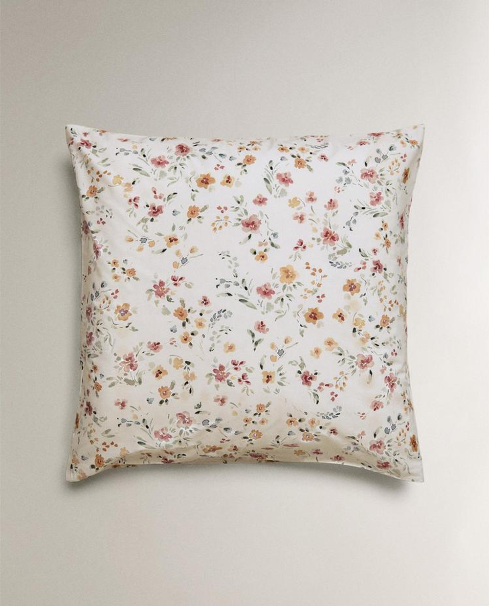 ZARA HOME НАВОЛОЧКА С ЦВЕТОЧНЫМ ПРИНТОМ, ЖЕЛТОВАТО-БЕЛЫЙ