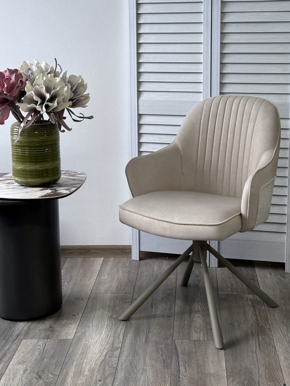 Стул М-City DISAUR Рикард (Rikard) поворотный на 360 градусов, Кремовый Riely-111, Present-120, Шенилл-Велюр, Латте каркас