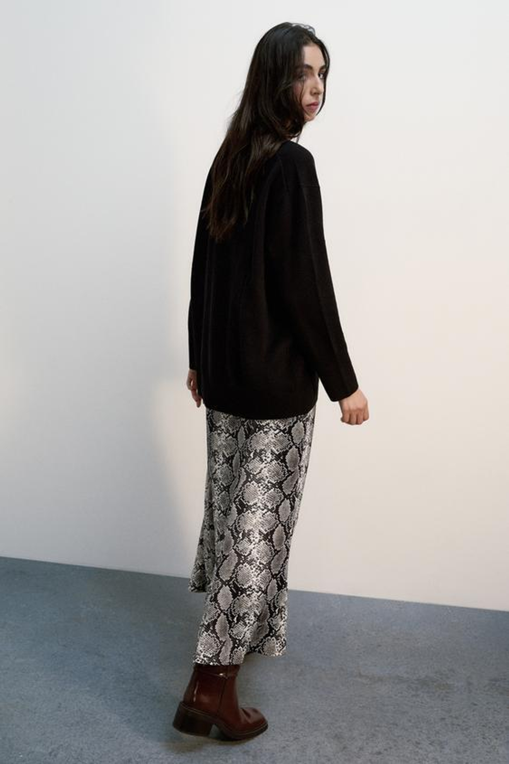 ZARA АТЛАСНАЯ ЮБКА МИДИ С АНИМАЛИСТИЧЕСКИМ ПРИНТОМ, ЗМЕИНЫЙ ПРИНТ