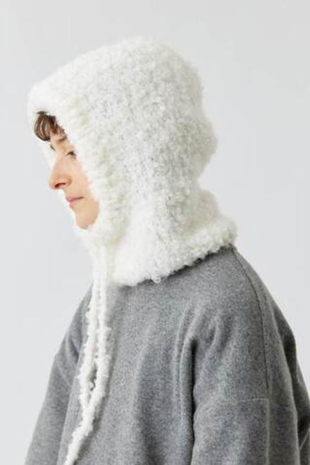Капор из молочной шерсти букле