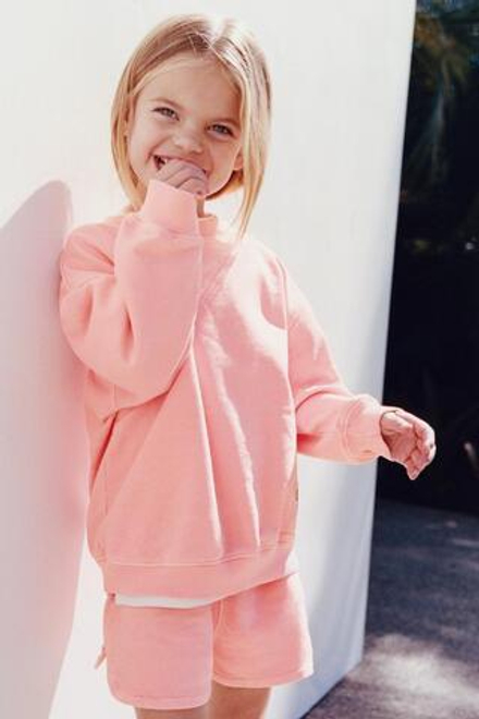 ZARA КОМПЛЕКТ ИЗ ОДНОТОННОЙ ТОЛСТОВКИ И ШОРТОВ С НАШИВКОЙ, ЦВЕТ РОЗОВОГО ДЕРЕВА
