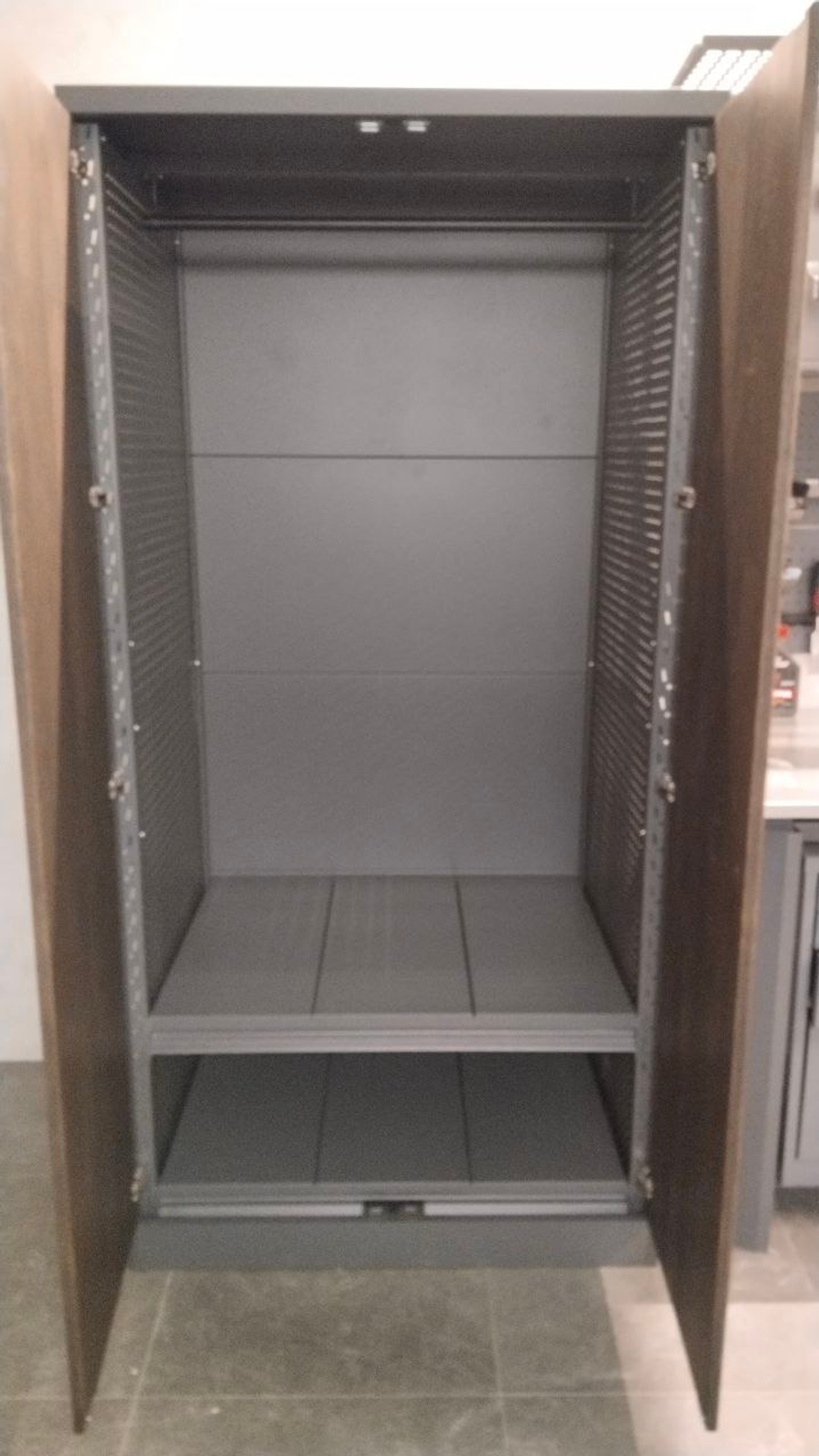 Надежный металлический шкаф Лофт с фасадом из натурального дуба