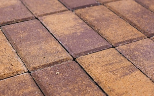 Как избежать выцветания тротуарной плитки на солнце?