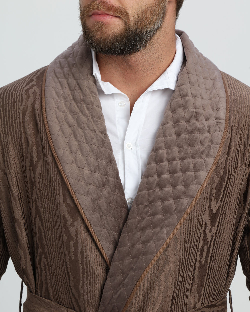 Халат из облегченного жаккарда со стеганными бортами